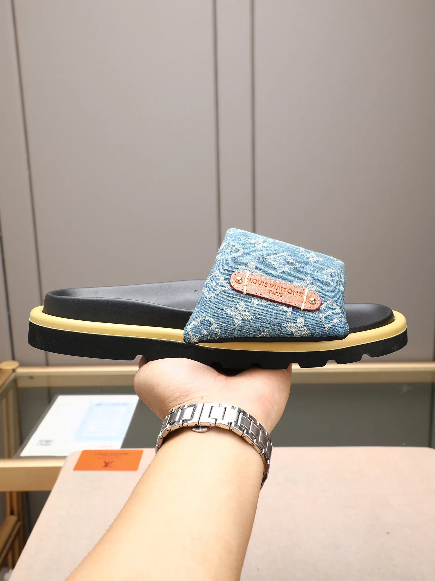 PP360 [LOUIS VUITTON] Louis Vuitton, LV printing, men's and women's slippers are on the market. The drawer box packaging comes with a cloth bag and a card. The upper pattern looks very soft and waxy, and it is a super versatile leg slimming tool. Fabric: imported denim/canvas/old fabric, LV hardware LOGO, official website pattern printing, comfortable to wear, feet: high-elastic PU water table. Sole: foam sole, heel height: about 5cm. Code number: 35-46, 35, 45, 46 are custom-made and non-returnable. Color: multiple colors and styles available.